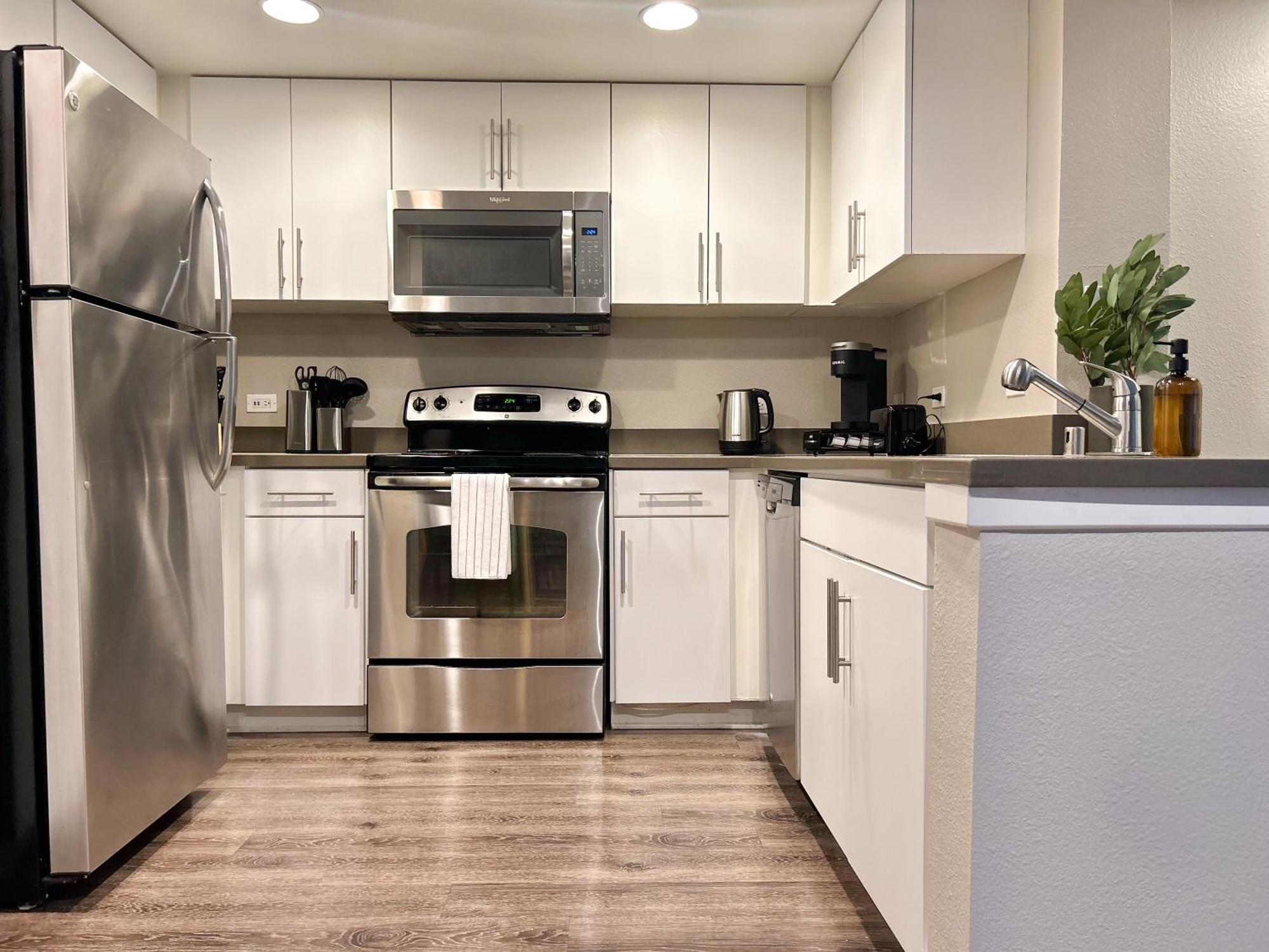 Stunning 2bd 2bth In Santa Monica! Apartment